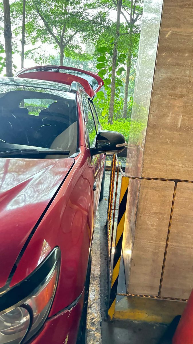 merapi_uncover's tweet photo. Mas tolong dibantu up ya, ini parkir di VIP PAKUWON MALL, saya nggak bisa keluarin mobil saya karna mobil abu2 parkirnya miring dan mepet ke mobil saya. 
Menurut info penjaga parkir VIP, mobil abu2 tadi parkir sendiri tanpa ada petugas., Udah ke satpam, tapi nggak ada info pemilik karna kan parkir vip gak pakai ninggal no hp

( indanamala_)