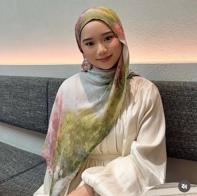 racuncune's tweet image. Found the prettiest hijab ever — and the packaging? Literally too cute to throw away 😭💐