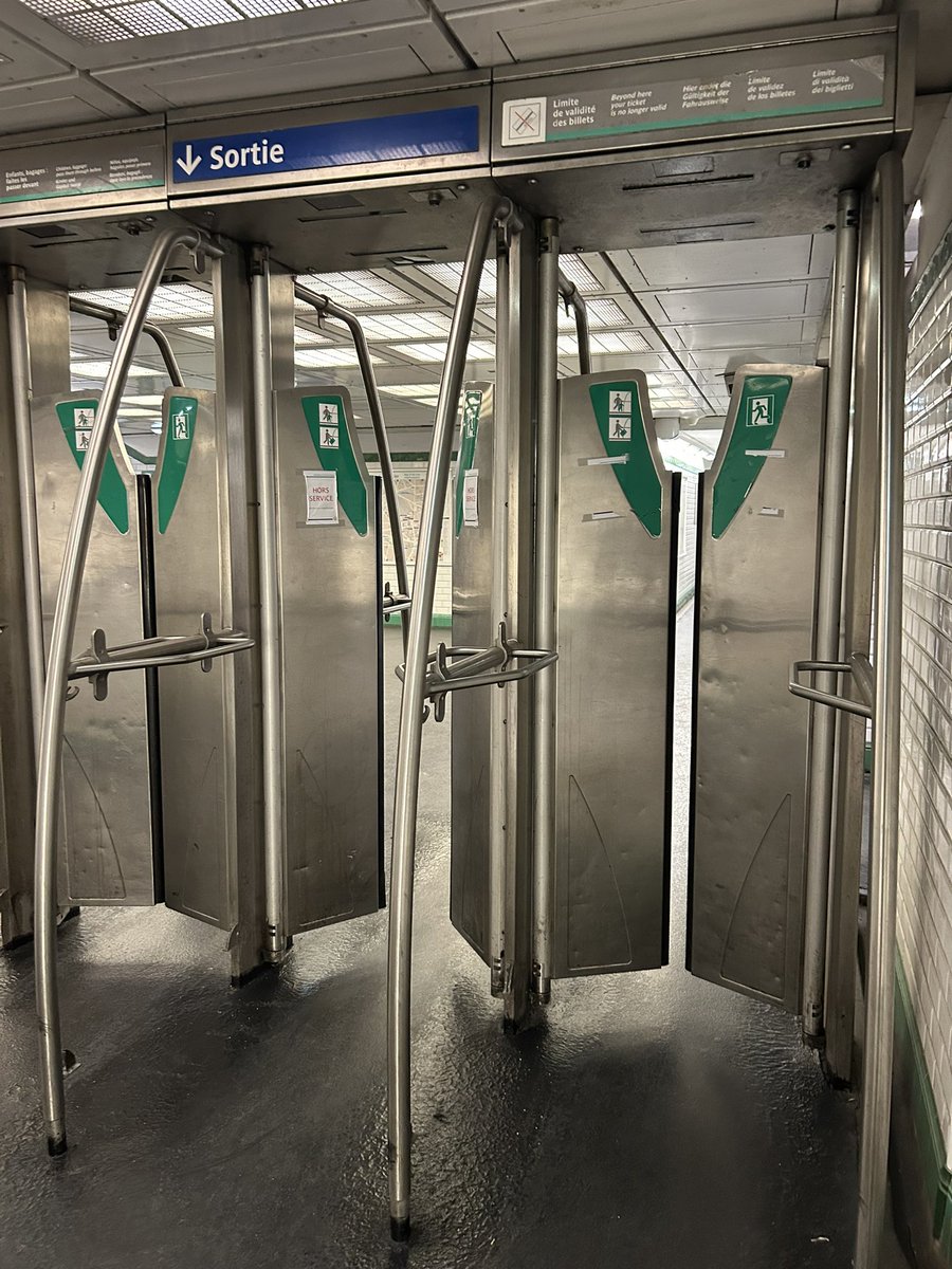 leonissime's tweet photo. @RATPgroup @ClientsRATP @Ligne12_RATP 
Saint-Lazare sortie 10/11 les deux portes en panne depuis au moins 7 mois… C’est quand vous voulez pour les réparer 🤨 https://t.co/TOMMSryjt7