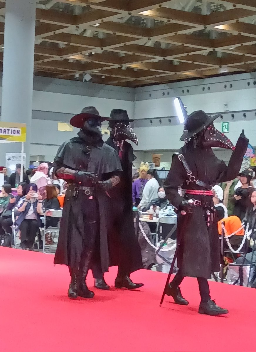 ori1hanasuki's tweet image. 奇想さん、マグナさん、黒いお面さんのランウェイめちゃくちゃかっこよかったです🖤✨
御三方のポージングが絵になすぎてて最高でした😇🙏
 #デザフェス62

※動画音出ます、画面揺れまくってます