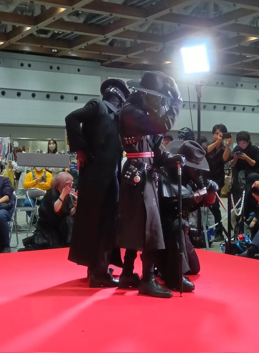 ori1hanasuki's tweet image. 奇想さん、マグナさん、黒いお面さんのランウェイめちゃくちゃかっこよかったです🖤✨
御三方のポージングが絵になすぎてて最高でした😇🙏
 #デザフェス62

※動画音出ます、画面揺れまくってます