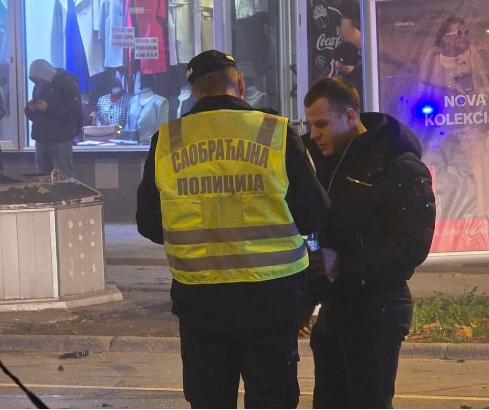 Tip koji je bahatim vožnjom izazvao užasan sudar sinoć u Novom Sadu.

Ne bi čudilo da mu se policajac izvinjava.
📷Igℹ️