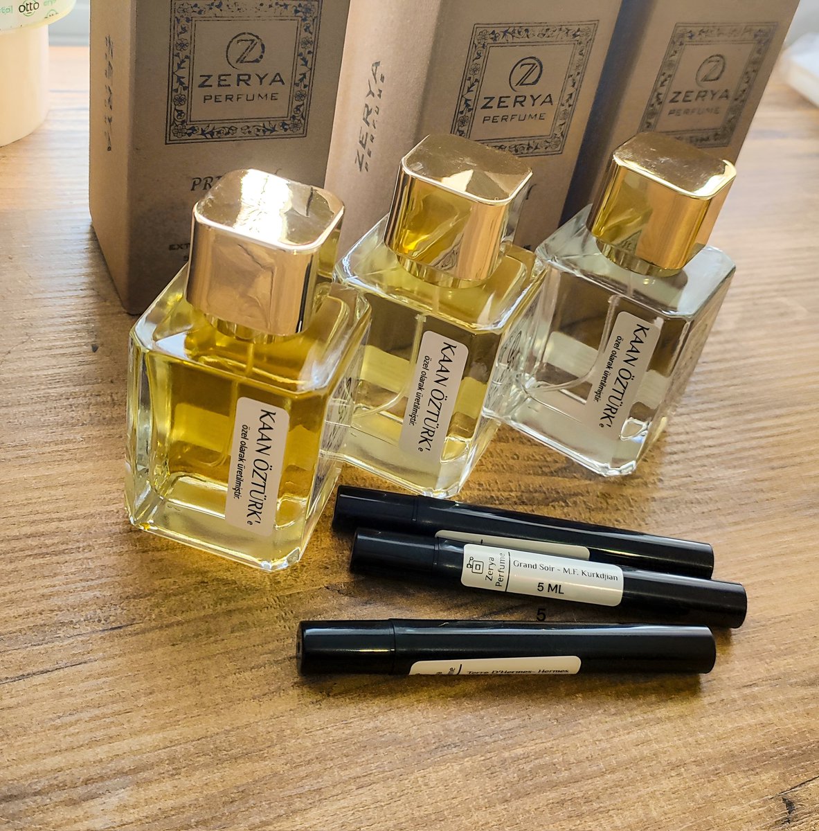 Kaan Bey’in tarzına özel hazırladığımız premium imza çalışması tamamlandı.
Artık Kaan Bey’in imza kokusu hazır.
Siz de kendi imzanızı oluşturmak ve sürpriz hediyeler için takipte kalın.