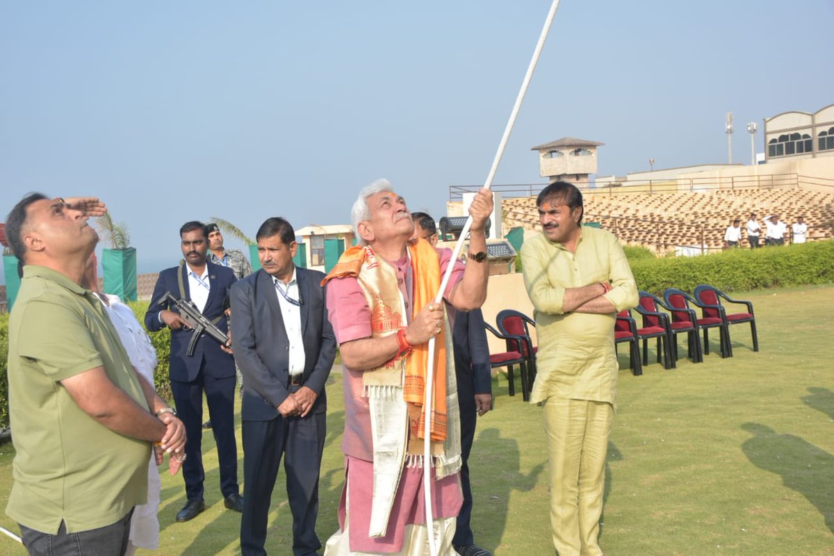 પ્રથમ જ્યોતિર્લિંગ સમક્ષ સોમેશ્વર મહાપૂજા-ધ્વજા પૂજા કરતાં જમ્મુ અને કાશ્મીરના ઉપરાજ્યપાલ શ્રી મનોજ સિંહા; શ્લોક ઉચ્ચારણો વચ્ચે પૂજા સંપન્ન કરી ભાવવિભોર થયા...

ધ્વજા પૂજા બાદ ઉપરાજ્યપાલશ્રીએ સ્વયં ધ્વજા શીશ પર લઈ શ્રદ્ધાપૂર્વક મંદિરની ફરતે પ્રદક્ષિણા કરી અને અંતે સ્વહસ્તે