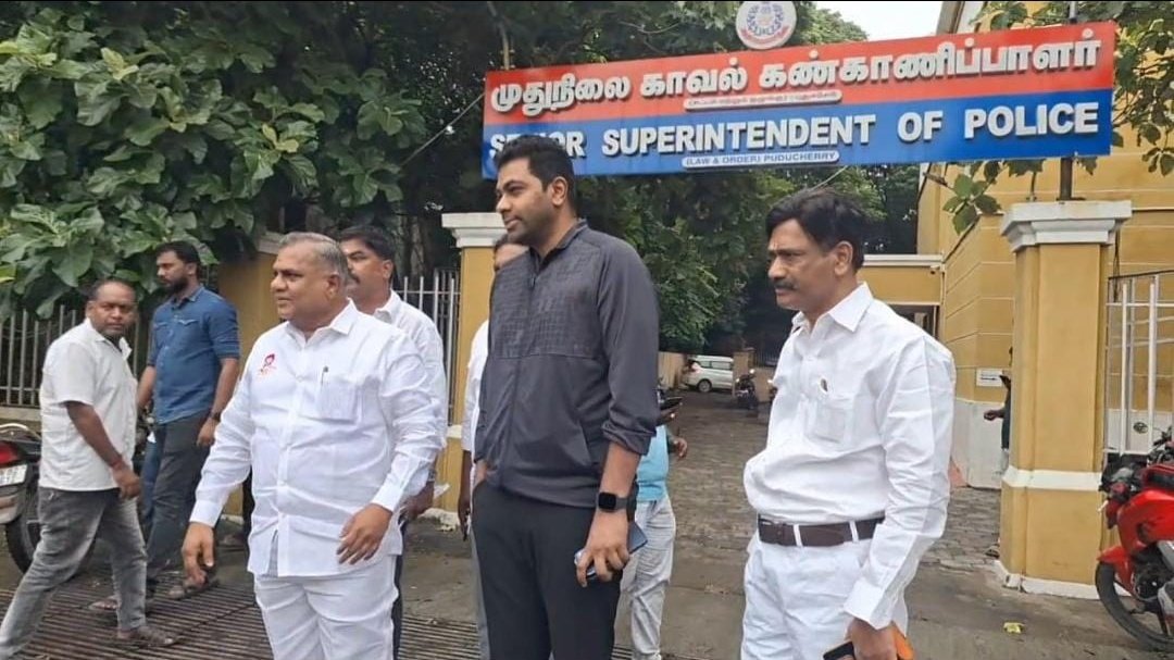 TVKItwingmdu's tweet image. புதுச்சேரியில் நமது தலைவர் @TVKVijayHQ அவர்கள் ரோடு ஷோ நடத்த அனுமதி கேட்ட நிலையில் பழைய துறைமுக வளாகத்தில் கூட்டம் நடத்திக்கொள்ள அனுமதி கிடைத்துள்ளதாக தகவல். இதனை அடுத்து கழகப் பொதுச் செயலாளர் @BussyAnand அவர்கள் புதுச்சேரி முதலமைச்சரை நேரில் சந்தித்து பேச உள்ளார்.

@TVKVijayHQ…