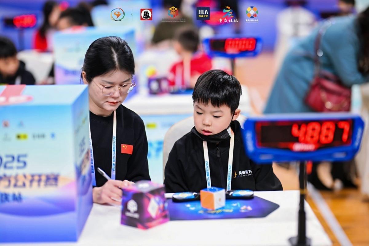 ChinaDaily's tweet image. The Chongqing leg of the 2025 National Rubik's Cube Open, which gathered 1,520 competitors from across the country, concluded at the Chongqing Stadium on Monday. #RubiksCube bit.ly/4pgmD2K
