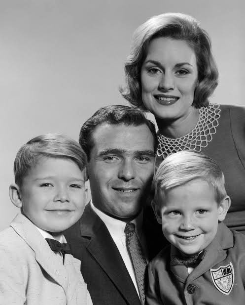 1960: One job. One income.
A house. A car. A vacation.
Mom stayed home. Dad clocked out at 5 and actually rested.
Life wasn’t fancy… but it was doable.

2025: Two full-time incomes.
Still can’t afford rent, childcare, health insurance, or a break.
Parents are exhausted. Kids are