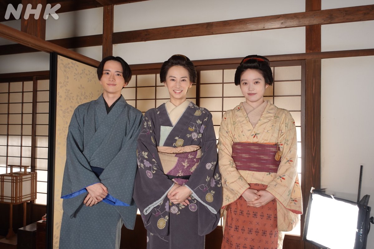 📷#ばけばけオフショット

三味線お稽古シーンの撮影時に、別シーンの撮影で待機されていた板垣李光人さんがスタジオに来て下さいました！

ドラマではまだどん底にいる三之丞ですが、いつか3人で前を向いて笑える日がくるといいですね。

#髙石あかり #板垣李光人 #北川景子
#ばけばけ