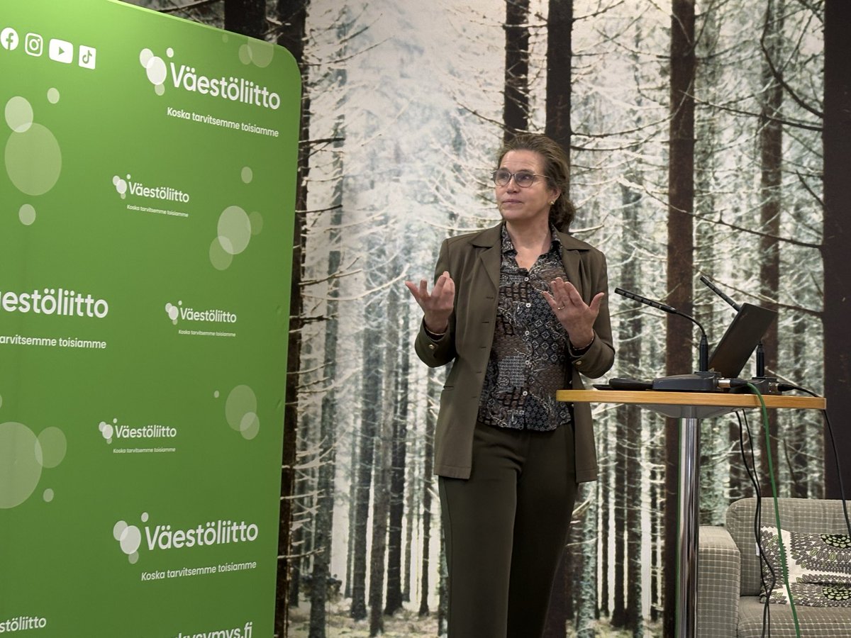 Nuorilla on paljon ystäviä, mutta nyt saimme uutta tutkimustulosta, että myös ikääntyvillä ihmisillä on paljon ystäviä. 30-40-vuotiaiden sosiaalinen pääoma sensijaan on ohuempaa ja sitä tulee seurata. <a href="/Vaestoliitto/">Väestöliitto</a> <a href="/perhetutkimus/">Väestöliitto tutkii</a> #perhebarometri <a href="/AnnaRotkirch/">Anna Rotkirch</a>