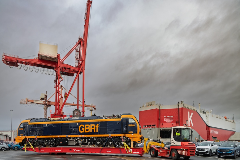 RAIL_NEWS_UK's tweet image. New GBRf bi-mode locos land in the UK dlvr.it/TPZcg3 #Business #Class99 #GBRailfreight #GBRf