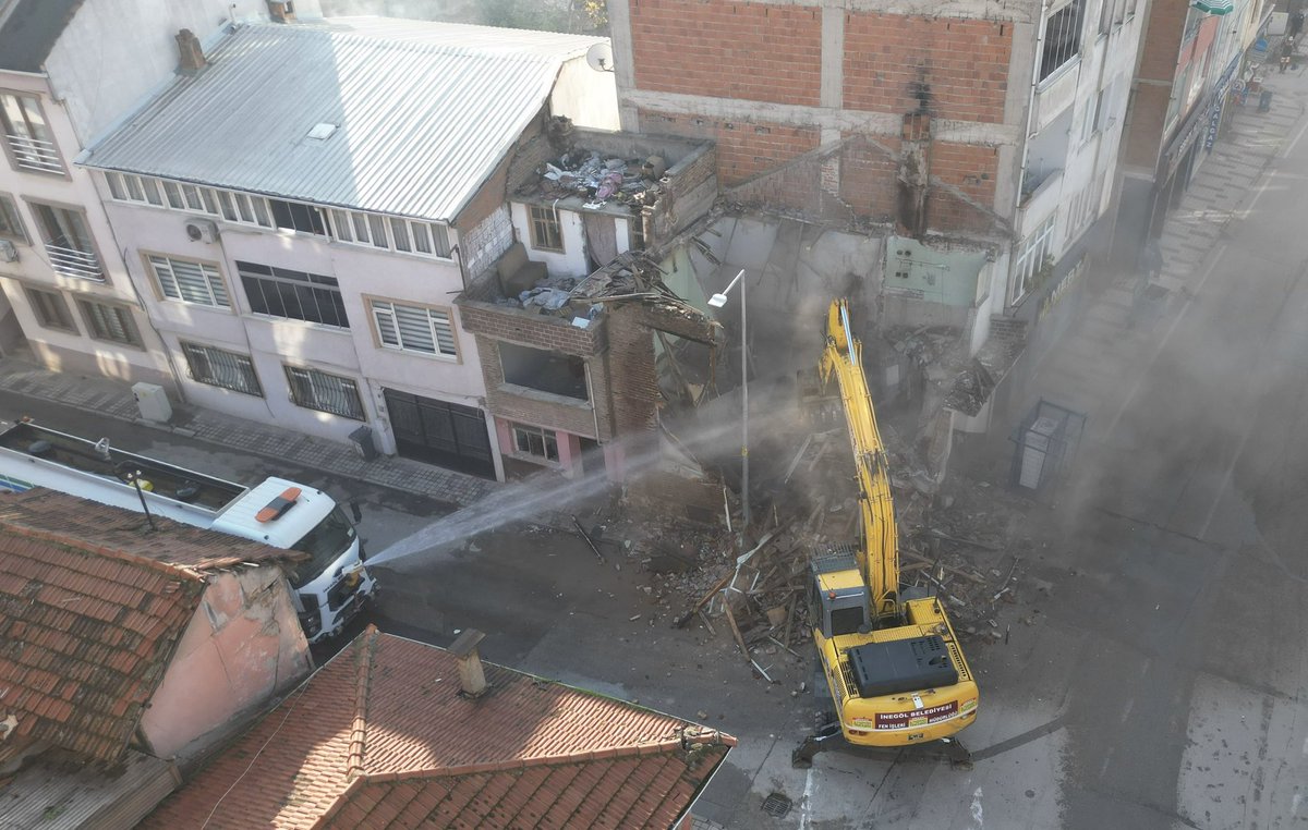 👷🏻‍♂️Şehrimizin güvenliği için mail-i inhidam kapsamında risk oluşturan yapıların yıkımlarını sürdürüyoruz. ✅
📍Orhaniye ve Osmaniye Mahallesi.
#İnegölHerŞeyeDeğer