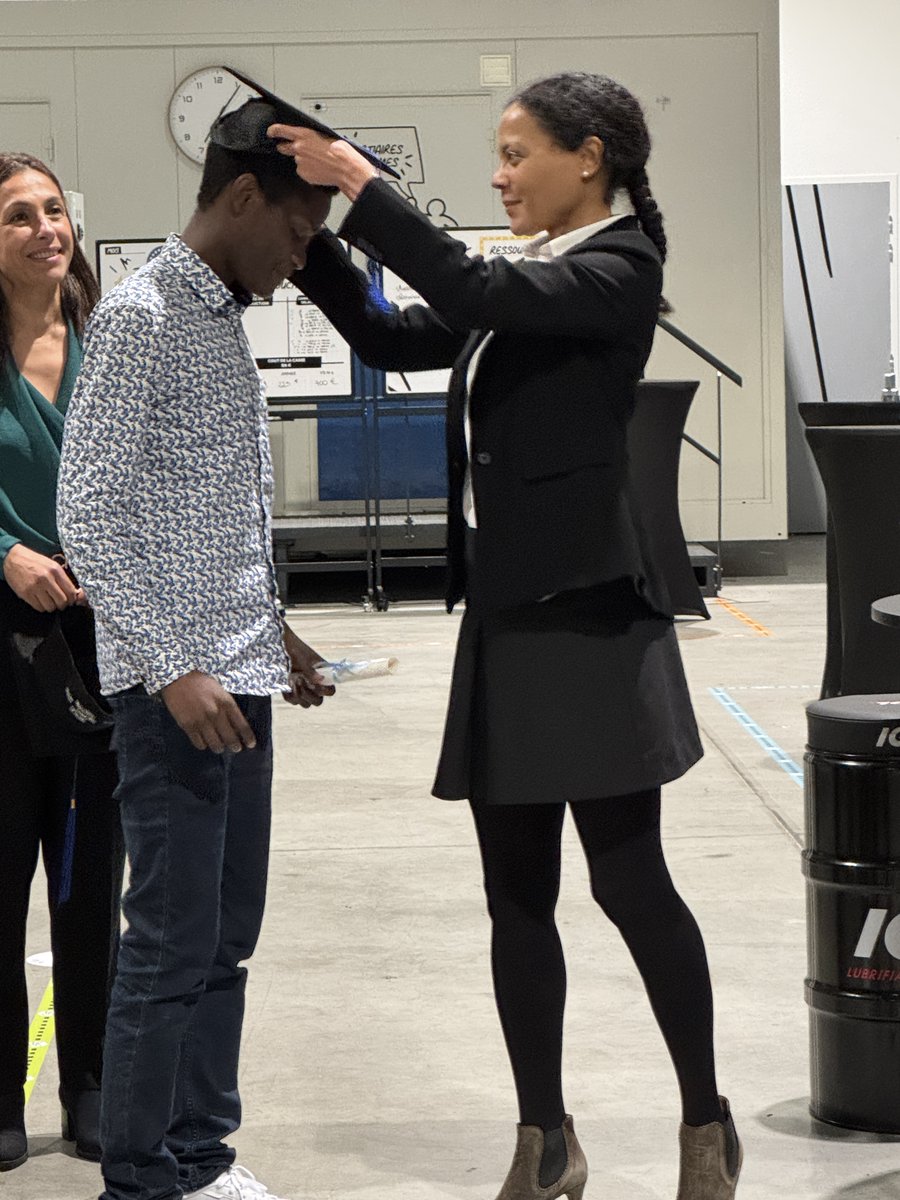 🎓 #Cérémonie de #RemiseDeDiplômes May’Usinage – École de Production d’Usinage 🛠️

[28/11] Nadège Baptista, préfète de la #Mayenne, a participé à la cérémonie de remise de diplômes de l’École de Production May’Usinage, à <a href="/Laval_la_Ville/">Laval la Ville</a>.

Fondée en 2023, May’Usinage forme de