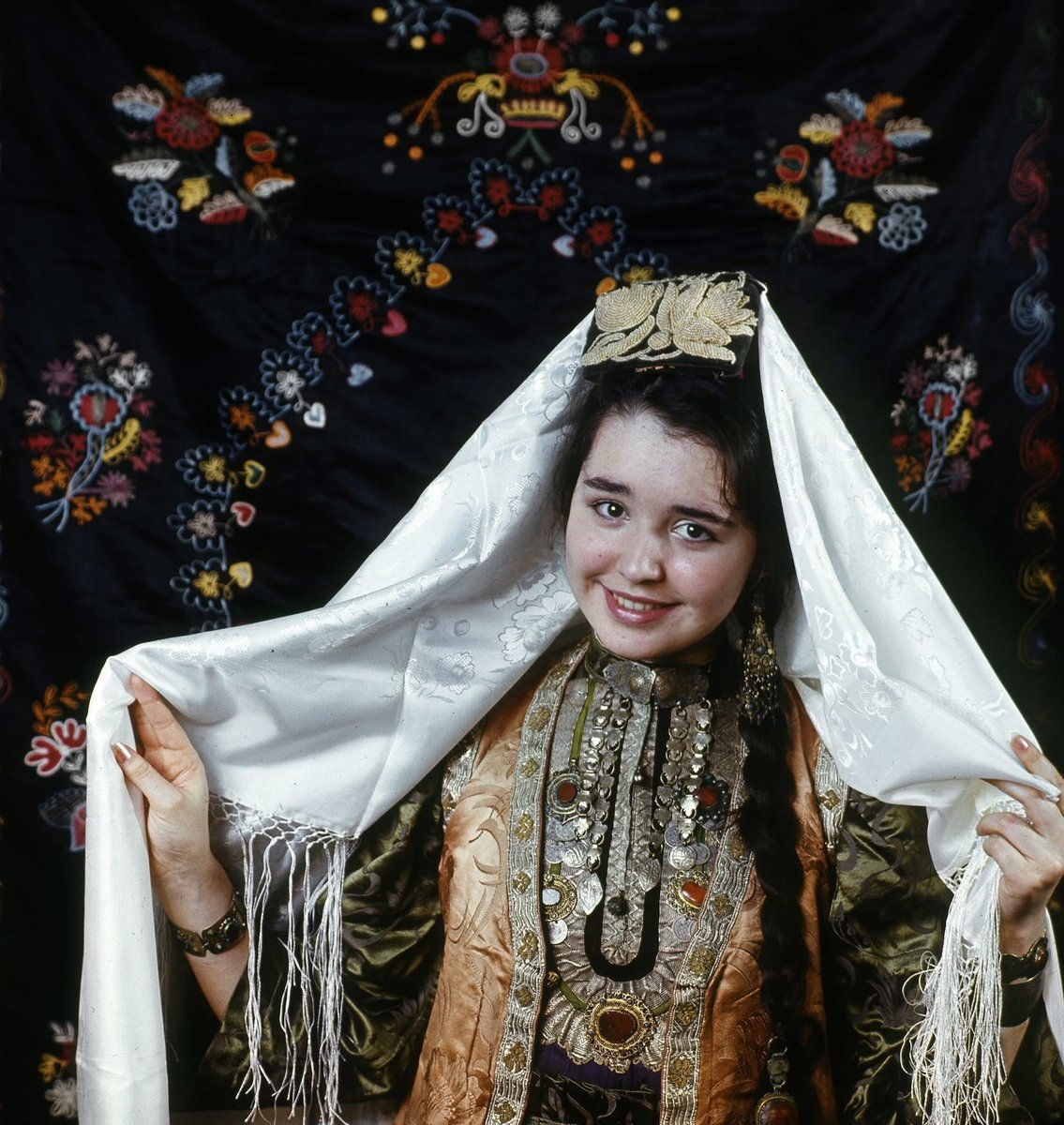 PicturesUssr's tweet image. A young woman in a national Tatar costume. USSR, 1989. Photo by Rustam Mukhametzyanov
