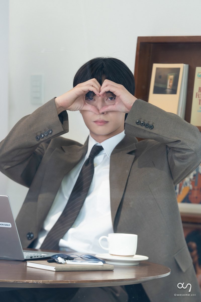 awesome_ent_'s tweet photo. D-4
어 나 어섬희인데,
<경도를 기다리며> 포스터 비하인드 공개됐대
여기 지금 핫플이야❤️‍🔥

#어썸PIC
#박서준 #PARKSEOJUN
#경도를기다리며 #SURELYTOMORROW https://t.co/jtJKJzAUXr