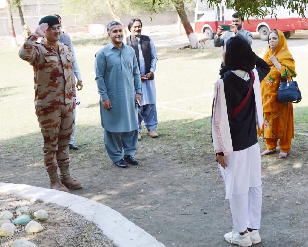 bugtishahzaib66's tweet image. ڈپٹی کمشنر سبی میجر (رٹائرڈ) الیاس کبزئی اور کرنل ایف سی نارتھ عبدالمنان کو بلوچ طالبہ پیشہ وارانہ انداز میں آرمی پریڈ پرفامنس کرتے ہوۓ سلیوٹ کر رہی ہیں۔ یہ وہ معصوم بلوچ بچیاں ہیں 

#Balochistan  #DeraBugti #Abhiya #perletti #Sismo