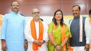 awesh29's tweet image. यह खबर हिला देने वाली है। गजब यह है कि पीएम की संसदीय सीट से है। इन दोनों तस्वीरों में जो कॉमन महिला दिख रही है उनका नाम शालिनी यादव है। भाजपा से हैं।

 वाराणसी के सिगरा क्षेत्र में सोमवार देर रात पुलिस और SOG की संयुक्त टीम ने एक फ्लैट पर छापेमारी कर सेक्स रैकेट का भंडाफोड़…