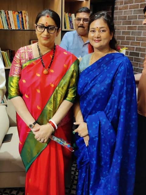 awesh29's tweet image. यह खबर हिला देने वाली है। गजब यह है कि पीएम की संसदीय सीट से है। इन दोनों तस्वीरों में जो कॉमन महिला दिख रही है उनका नाम शालिनी यादव है। भाजपा से हैं।

 वाराणसी के सिगरा क्षेत्र में सोमवार देर रात पुलिस और SOG की संयुक्त टीम ने एक फ्लैट पर छापेमारी कर सेक्स रैकेट का भंडाफोड़…