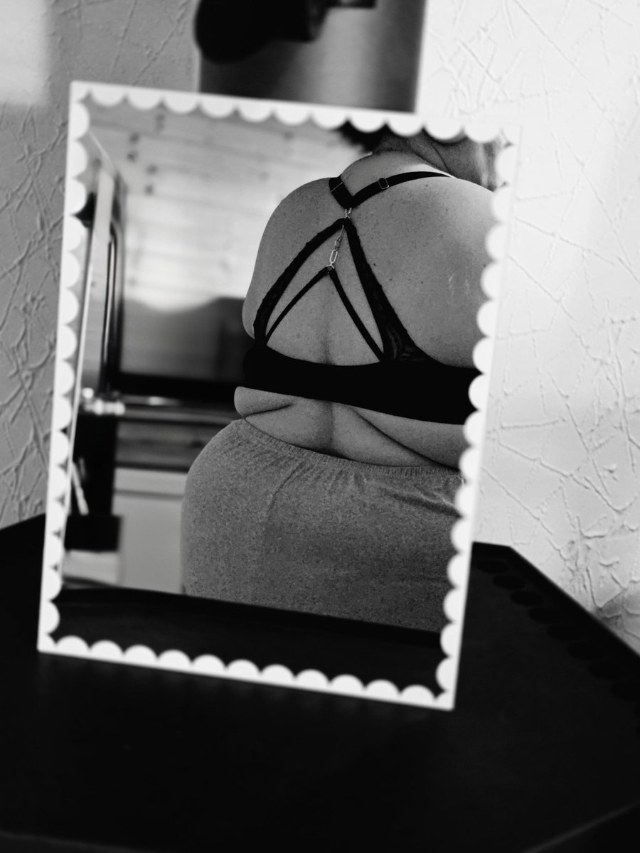 Les reflets racontent une histoire que je ne contrôle pas, ils dessinent sur ma peau des lignes tendres et imparfaites. 

#MardiMiroir #MardiLingerie 

#TousLesCorpsSontBeaux 
#RespectAuxCreateurs 

<a href="/PartageDefiHot/">PartageDéfiHot</a> <a href="/OrgasmicGroup/">Virtual Orgasmic Group 22k 🔞</a> <a href="/Lilith6asmodeus/">⛧Lilith & Asmodeus⛧</a> <a href="/SpicyGirlsNSFW/">SPICY GIRLS 🌶️✨🔞</a> <a href="/nofacemodele/">nofacemodele🔞8.5k</a>