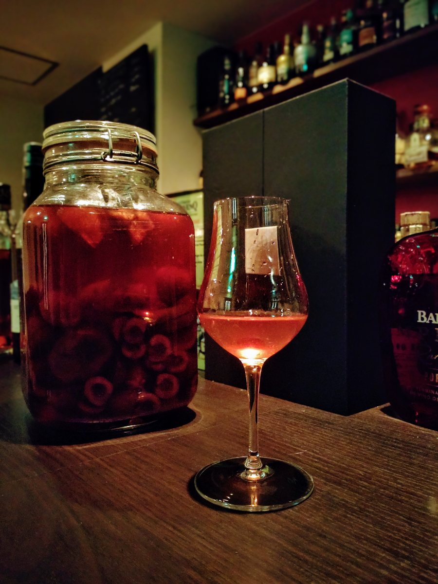 今年も11月30日にルムトプフ解禁しました！
クリスマスシーズンが始まりです！

4月から旬のフルーツと砂糖、ラム酒を漬け込んで完成させるルムトプフ
今年は甘めな仕上がりです
ストレート、ロック、ソーダなどでお楽しみ下さい！

#ルムトプフ #rumtopf #advent