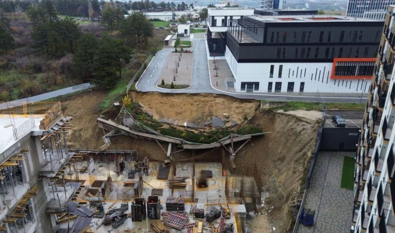 CrnjanskiSr's tweet image. Prošlo je 5 dana.
Da li je uhapšen investitor, izvođač radova, bilo ko?
Nije.
Zašto?

Zato što Srbija nije pravna država...