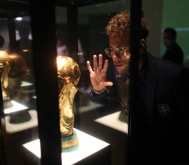 2eechy's tweet image. seeing the best most perfect accessory that fits your avatar flawlessly but its offsale