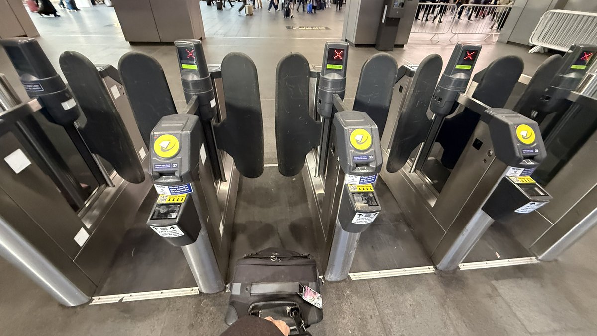 seatsixtyone's tweet image. Oh, and a first - my @Interrail pass QR code WORKED THE TICKET GATES! I only bothered trying it as the scanner at the lounge entrance successfully read it.