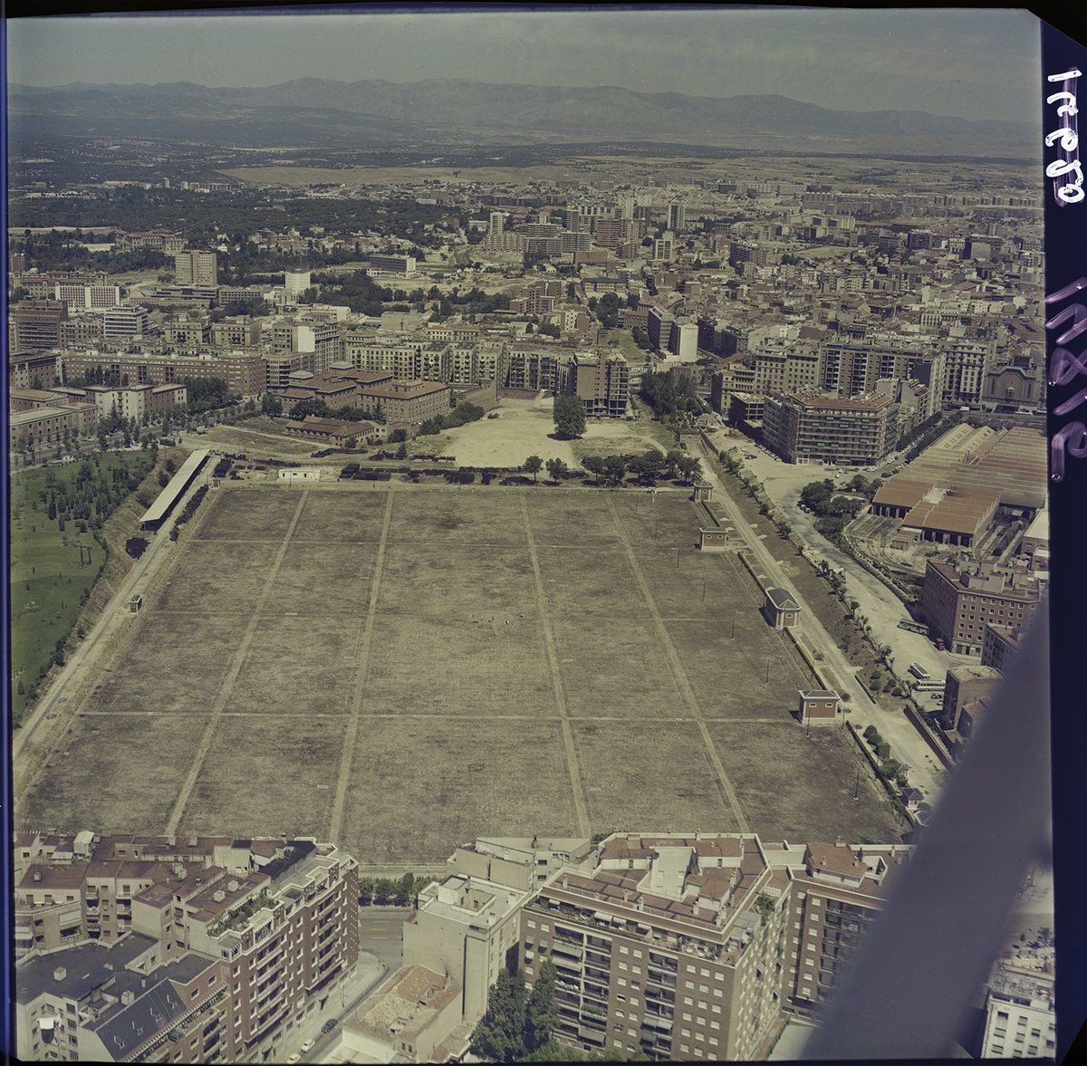 Vista hacia el NNO del tercer depósito del Canal de YII. Hay un desnivel importante a izq y dcha,se ve el Centro Geográfico Nacional sin la casa del Mapa y muy interesante a la dcha:Teatro Cine Gran Metropolitano y cocheras del Metro, obras de Antonio Palacios (1970,Bagüés,BNE)