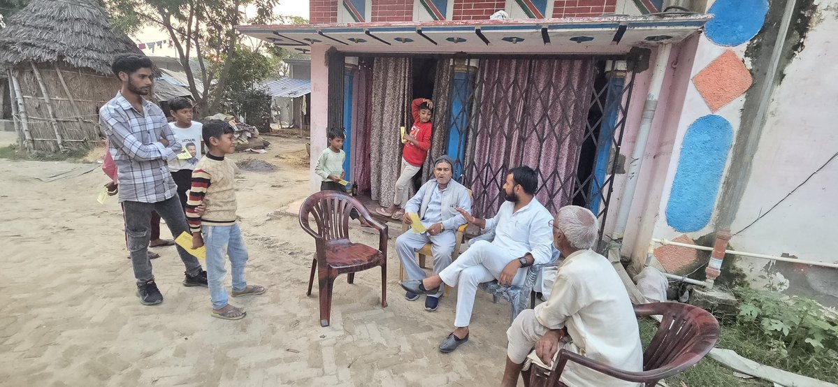 AbhisheknirajRG's tweet image. आज क्षेत्र में अपनों से मिलकर उनका आशीर्वाद प्राप्त किया।
आगे की हर संघर्ष यात्रा में यही आशीर्वाद मेरी सबसे बड़ी ताकत है। @RahulGandhi @priyankagandhi @avinashpandeinc @UdayBhanuIYC @kashikirai