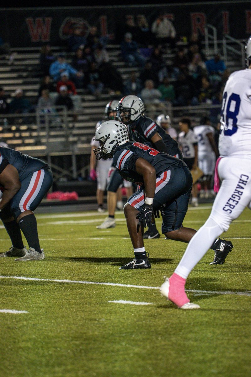 SENIOR SEASON TAPE
Stats:
55 Tackles
18 TFLS
4.5 T/G
8 Sacks
2 Forced Fumbles
1 Fumbled recovery 

hudl.com/video/3/198032…