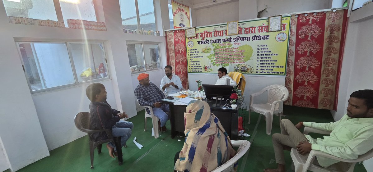 AbhisheknirajRG's tweet image. आज क्षेत्र में अपनों से मिलकर उनका आशीर्वाद प्राप्त किया।
आगे की हर संघर्ष यात्रा में यही आशीर्वाद मेरी सबसे बड़ी ताकत है। @RahulGandhi @priyankagandhi @avinashpandeinc @UdayBhanuIYC @kashikirai