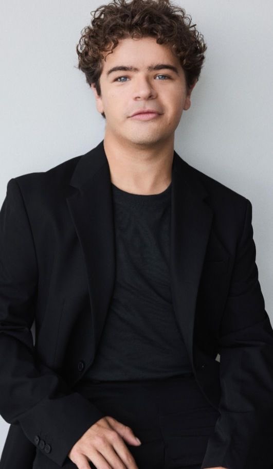 H3LLFIRELIVES's tweet image. A little appreciation post for Gaten Matarazzo and his incredible performance as Dustin Henderson. He truly brought his character to life and showcased not just the fun and adventurous spirit we all love, but also diving deep into the emotional challenges of grief and PTSD.