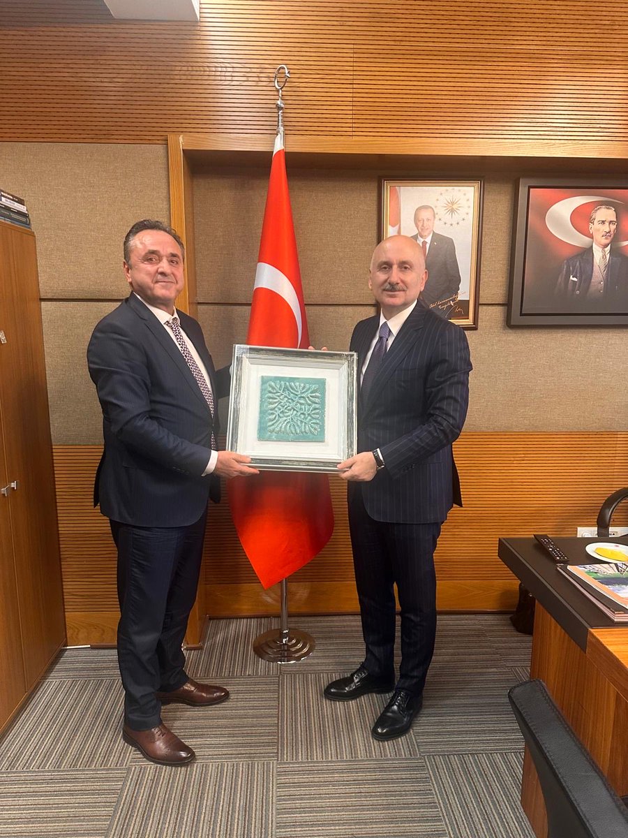 HBV_Turizm's tweet photo. Adalet ve Kalkınma Partisi Trabzon Milletvekilleri Sn. Yılmaz BÜYÜKAYDIN, Sn. Vehbi KOÇ ve Trabzon İl Kültür ve Turizm Müdürü Sn. Tamer ERDOĞAN'a hazırlanmakta olan Trabzon Turizm Master Planı hakkında sunum yapmış ve ardından Trabzon turizmine ilişkin istişarede bulunmuştur. https://t.co/I5iS7TJU8Z