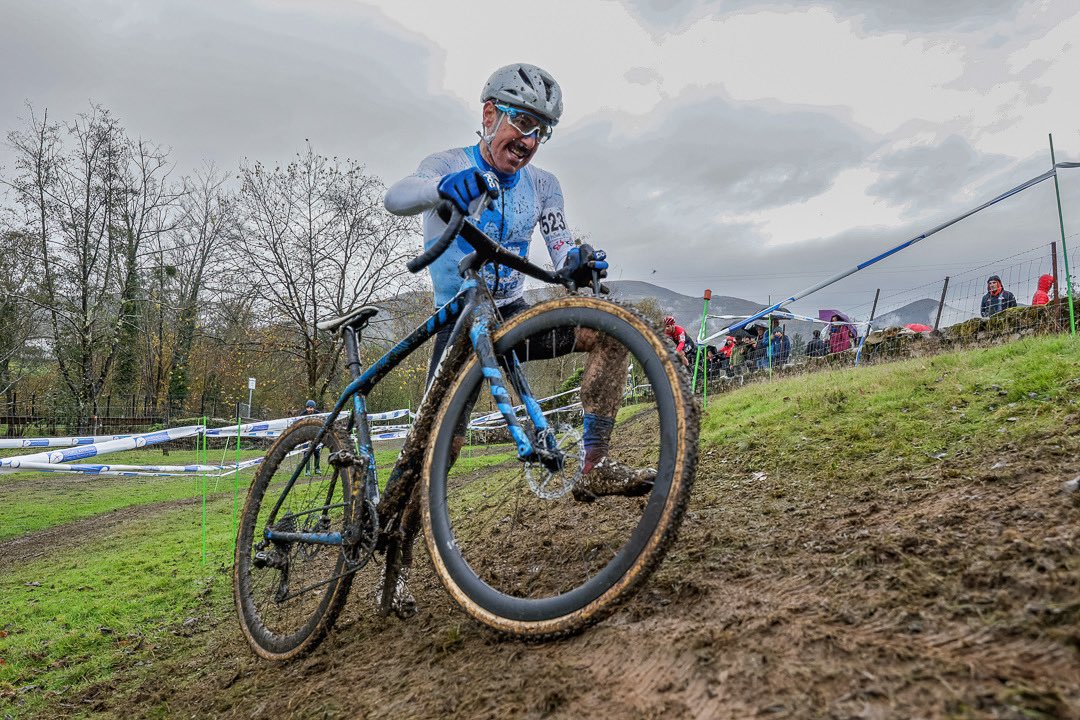 DrQuicoM's tweet photo. Pues seguimos disfrutando como niños , pese a correr ya con los “cincuentones”. Copa Asturias #ciclocross. Victoria en M50 🥇.
Pero el mensaje es la visibilidad d @pieldemariposa , gracias @ciclopedreste por tu difusión 🦋 https://t.co/HvOfFcUs80