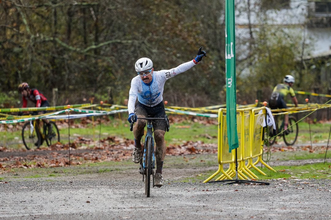 DrQuicoM's tweet photo. Pues seguimos disfrutando como niños , pese a correr ya con los “cincuentones”. Copa Asturias #ciclocross. Victoria en M50 🥇.
Pero el mensaje es la visibilidad d @pieldemariposa , gracias @ciclopedreste por tu difusión 🦋 https://t.co/HvOfFcUs80