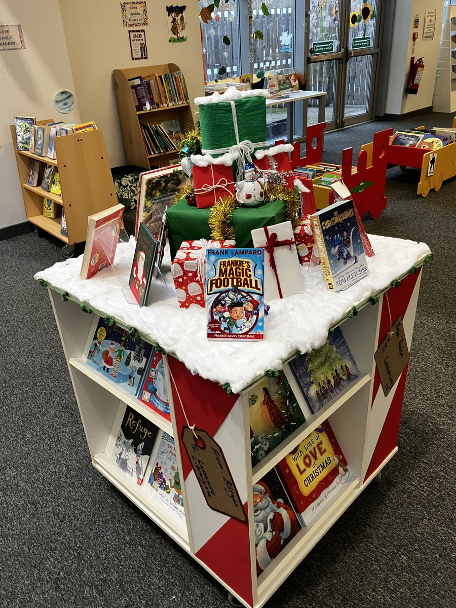 MidLibraries's tweet image. Pop into Lasswade Library to see their Festive Reads display🎄
From snowy adventures to Christmas Eve classics, there’s something for every young reader 🎅

Find our opening times via: ow.ly/gaBX50XA6AP