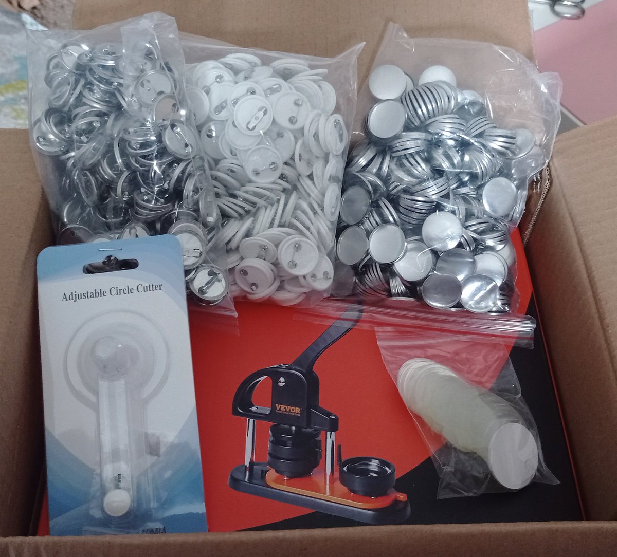 JustHimeNyan's tweet image. Endlich konnte ich mir was erfüllen, was ich jahrelang haben wollte.. eine Buttonmaschine! ✨ Guckt mal, wie toll es aussieht aaaa!! 🥺❤️ (Ich werde erstmal eine Weile beschäftigt sein)