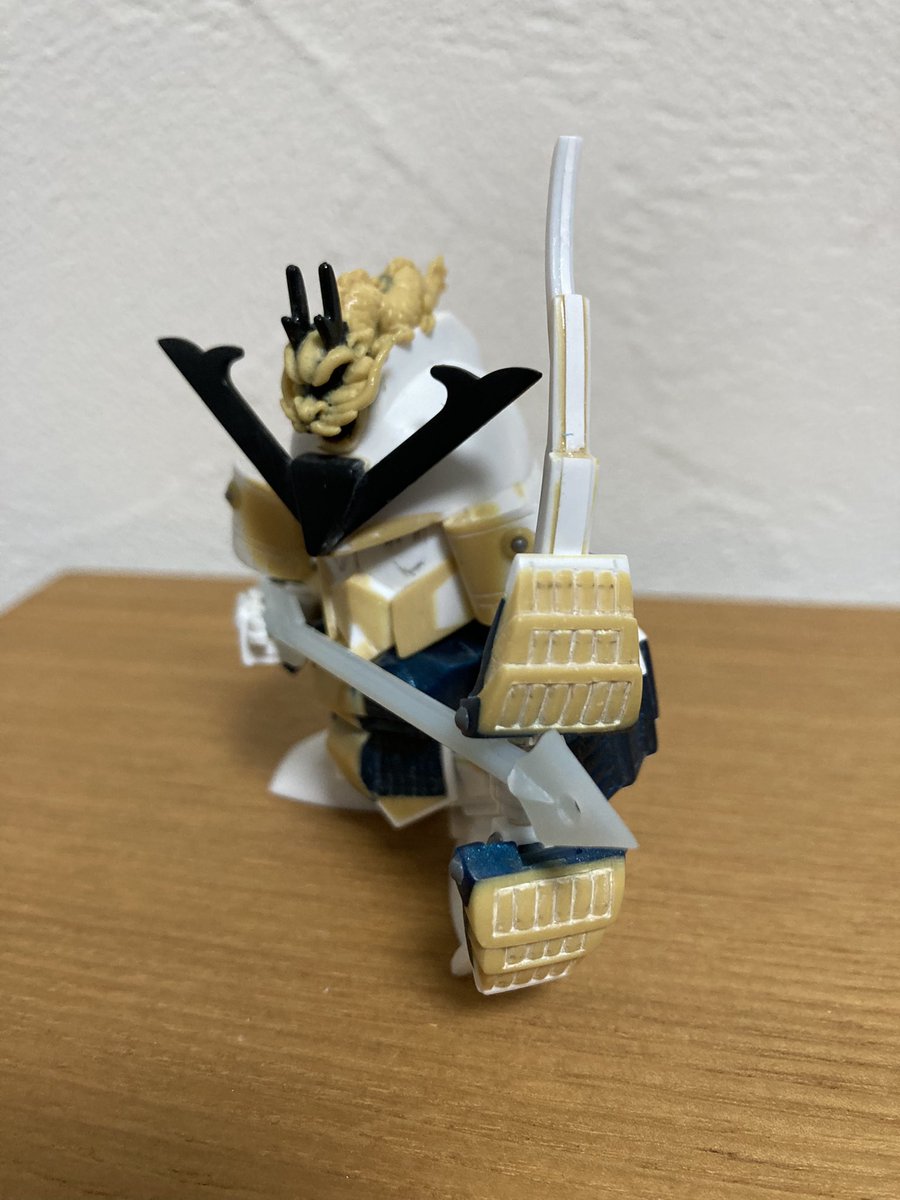 飾りを付けた弓がこちら。マウントした腰アーマーに合わせて、積層した板バネみたいにならりました。一応、当時のアップグレードパーツ麒麟の神器を参考にしました。
弦を張ると頭に干渉しそう💧
#SDガンダム