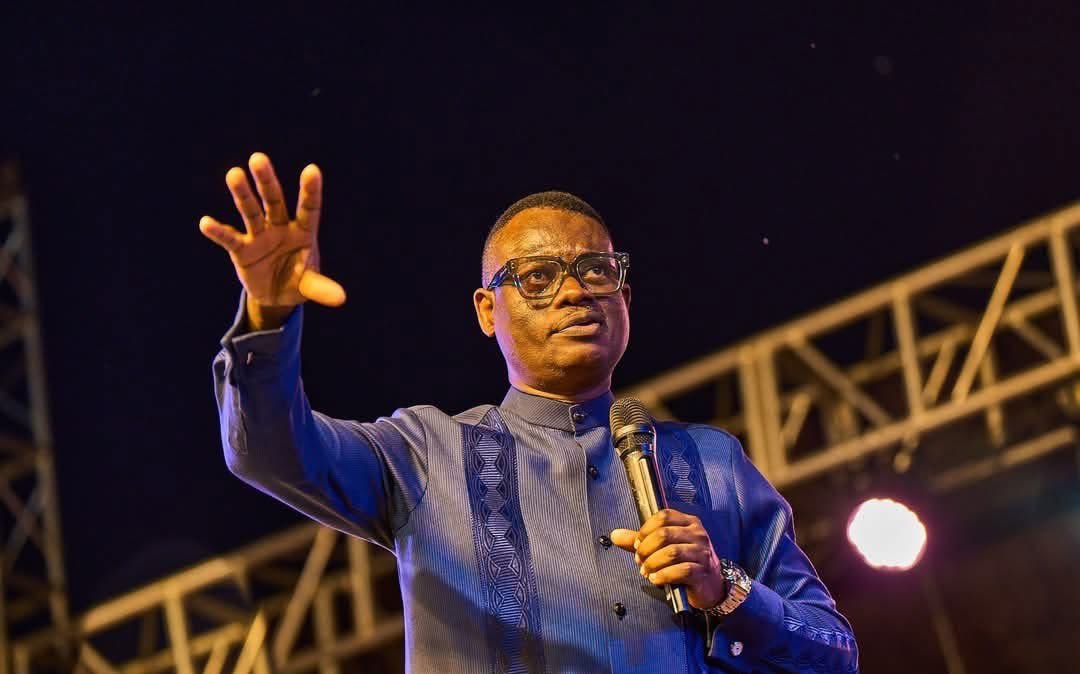 Olonade_esther's tweet image. Father of many!
On those shoulders rest many burdens.
A man recognized in the heavens.
A faithful man whose seed has grown into a mighty tree for many to nest in.
Happy birthday, Papa Arome Osayi.
God keep you until the day of our Lord Jesus Christ.