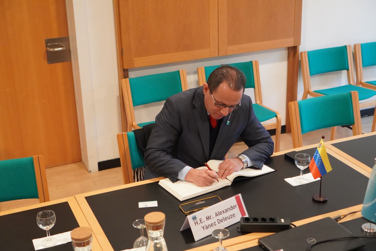 RamsarConv's tweet image. Today 🇻🇪 Ambassador Alexander Gabriel Yánez Deleuze and Yoliangel Rivas Orta were welcomed to the Secretariat by our Secretary General, @MumbaMusondam.
A great discussion on cooperation, national implementation and new opportunities to work together.
#Venezuela #WetlandsMatter…