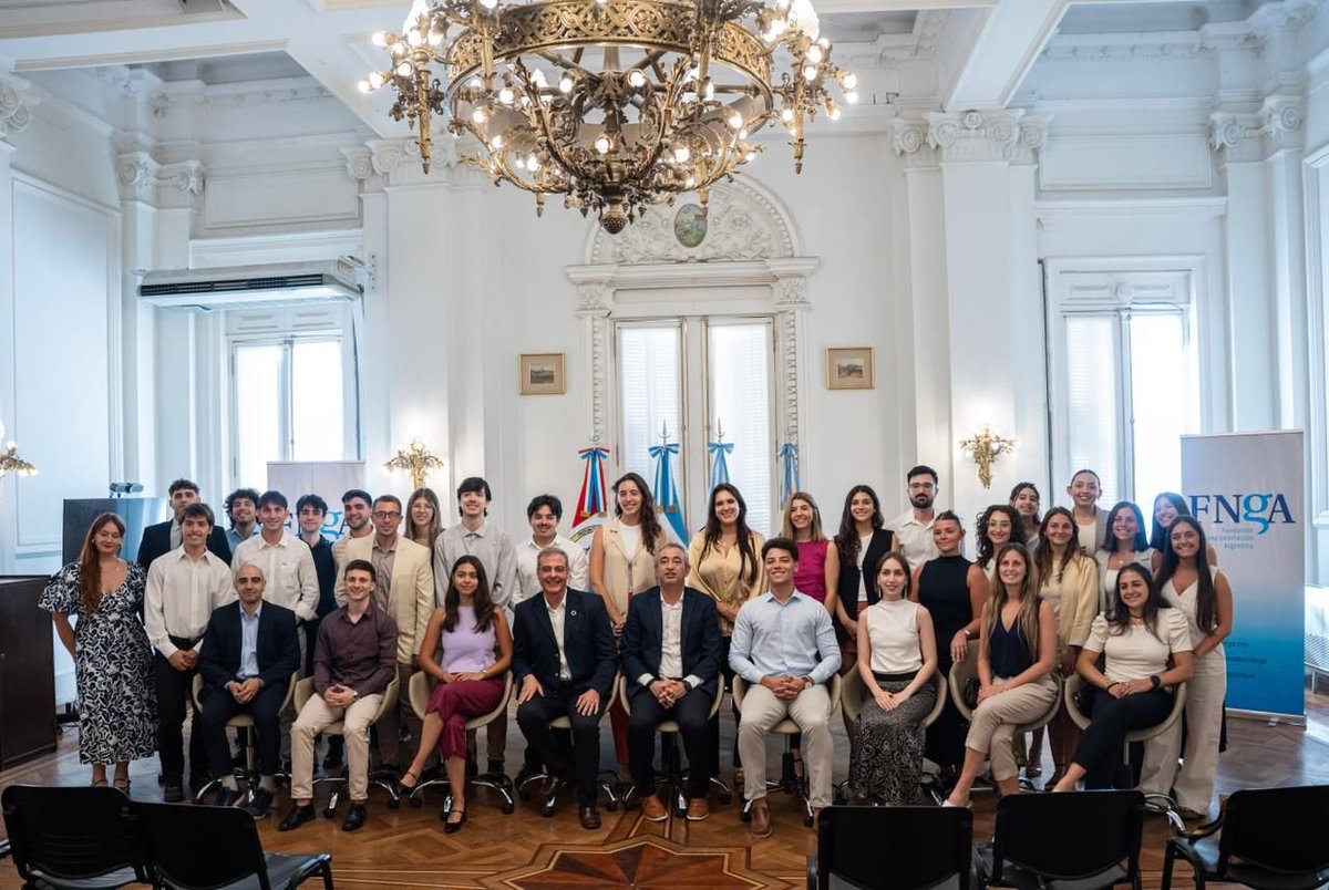 ¡Una nueva edición de Joven Argentina llega a su fin! 🇦🇷✨

Como Fundación nos enorgullece decir que desde hace 35 años nos ocupamos de formar a jóvenes líderes con visión global, espíritu solidario y compromiso ambiental.

🎓¡Felicitamos a los más de 30 graduados!