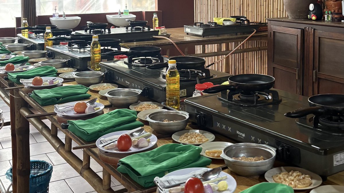 e_mtan_'s tweet image. 料理教室で会ったイスラエル人がとっても素敵な人だった。
その後偶然インプレッションテーマパークで見かけて、その次の日もバナヒルズで会えて運命かと思っちゃった🫶
3度も会えるなんて凄くない？

連絡先聞いておけばよかった！
また会える方法ないですかー！🥹
#hoian #cookingclass #banahills