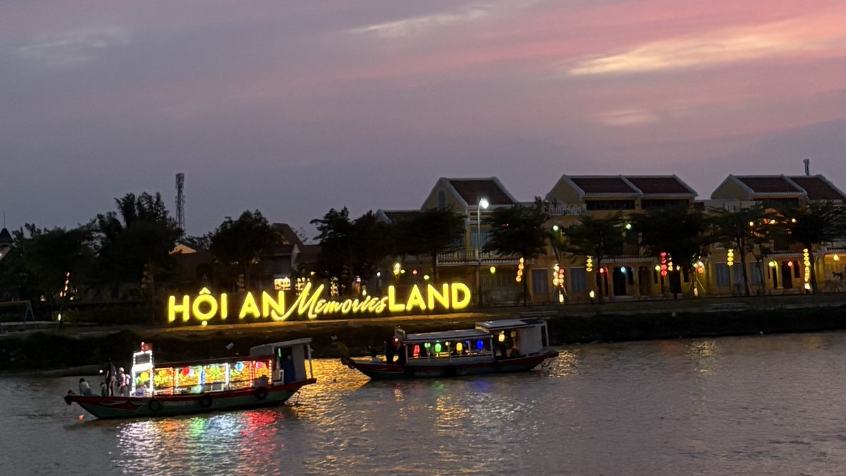 e_mtan_'s tweet image. 料理教室で会ったイスラエル人がとっても素敵な人だった。
その後偶然インプレッションテーマパークで見かけて、その次の日もバナヒルズで会えて運命かと思っちゃった🫶
3度も会えるなんて凄くない？

連絡先聞いておけばよかった！
また会える方法ないですかー！🥹
#hoian #cookingclass #banahills