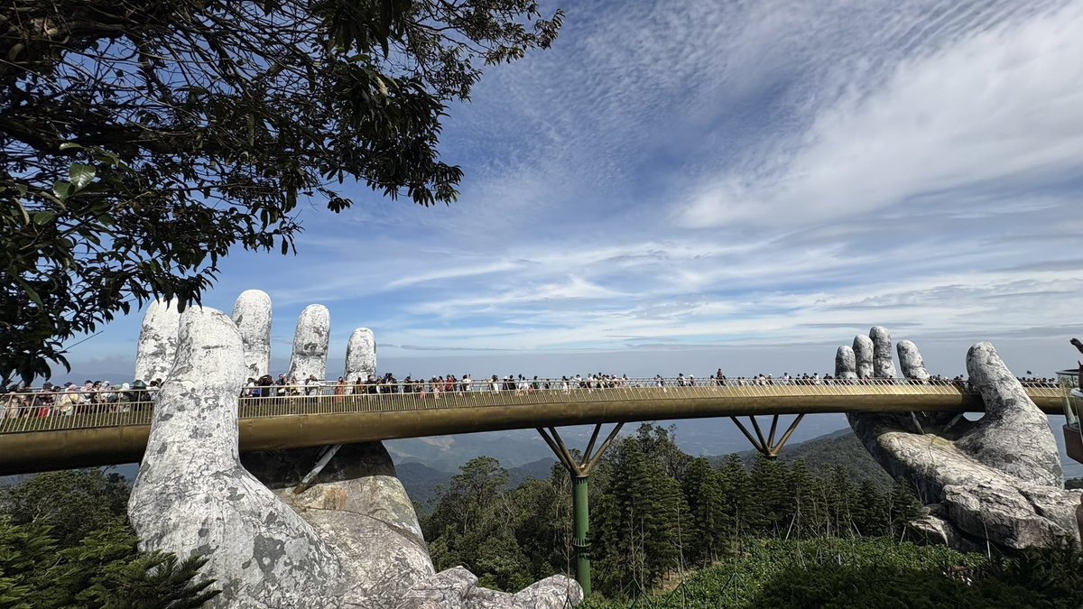 e_mtan_'s tweet image. 料理教室で会ったイスラエル人がとっても素敵な人だった。
その後偶然インプレッションテーマパークで見かけて、その次の日もバナヒルズで会えて運命かと思っちゃった🫶
3度も会えるなんて凄くない？

連絡先聞いておけばよかった！
また会える方法ないですかー！🥹
#hoian #cookingclass #banahills