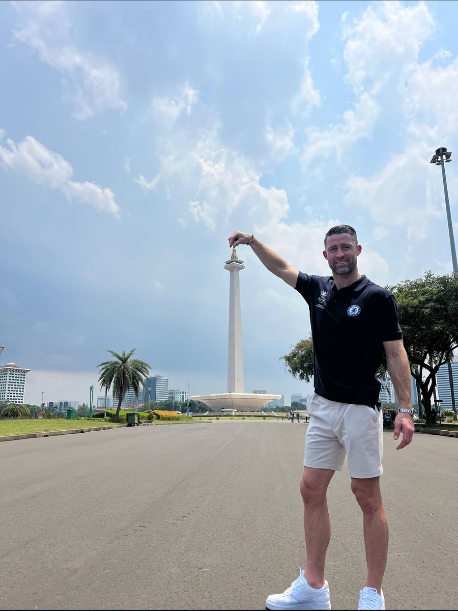 Kalo ke Jakarta wajib berpose gini ya?