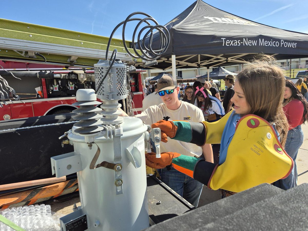 TNMP's tweet image. Our Bogata crew was proud to represent TNMP at the Rivercrest High School Career Fair. We loved talking with students from the Bogata and Tioga area about the many paths and possibilities in the energy industry.

 #CareerFair #EnergyIndustry #CommunityEngagement