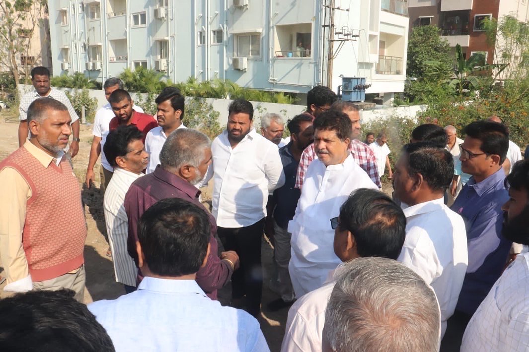 BathulaChaitan1's tweet photo. Kukatpally mla Madhavaram Krishna rao garu visited kaja kunta cheruvu at Kukatpally division some unknown land grabbers removed government fencing and tried to occupy land on the request of resident localites mla garu nd Corporater Jupally garu took action immediately @trsharish https://t.co/fT6yvi6wqe