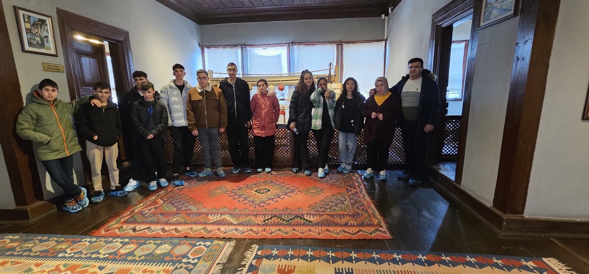 CiniOzel's tweet photo. Resim Kulübü Danışman Öğretmeni Zübeyde Özcan ve Kulüp  öğrencilerimizle birlikte Kütahya Kent Müzesi’ne düzenlediğimiz gezi kapsamında şehrimizin kültürel mirasını ve tarihsel gelişimini yakından inceleme fırsatı bulduk. https://t.co/Fz95EAKBC6