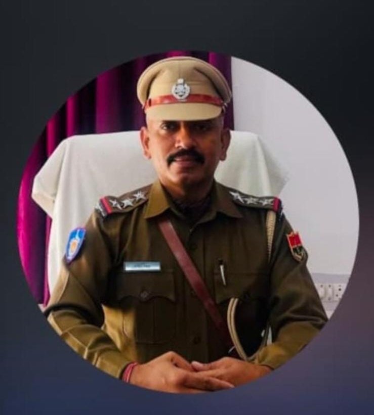 थाने में जाकर पुलिस के कार्य में बाधा डालने वाले और हंगामा करने वालों को गिरफ्तार ही किया जाएगा!

कोई माला नहीं पहनाई जाएगी। कानून के हिसाब से कार्रवाई करने पर एक ईमानदार पुलिस अधिकारी को सस्पेंड करना गलत है।

#हमारा_हमीर_हमारा_जमीर