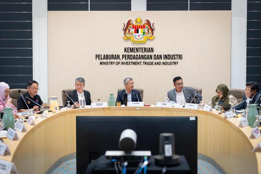 tzafrul_aziz's tweet photo. Alhamdulillah, selesai sudah Mesyuarat Majlis Tindakan Pembangunan Kementerian (MTPK)! π²πΎ Kami melaporkan prestasi kemajuan projek dan perbelanjaan pembangunan MITI bagi Rolling Plan 5 (RP5), RMKe-12 hingga 1 Disember 2025. Syabas kepada #TeamMITI kerana berjaya mencapai prestasi 86.96%, melepasi purata nasional 86.43%. πͺ
Pencapaian ini menunjukkan komitmen padu kami dalam memastikan setiap peruntukan pembangunan digunakan secara berkesan demi memacu kemajuan ekonomi dan kesejahteraan rakyat. Tahniah semua! Terus fokus, terus mara!
#TZA #MITIMalaysia #PemacuPotensiGlobal #MADANIBekerja