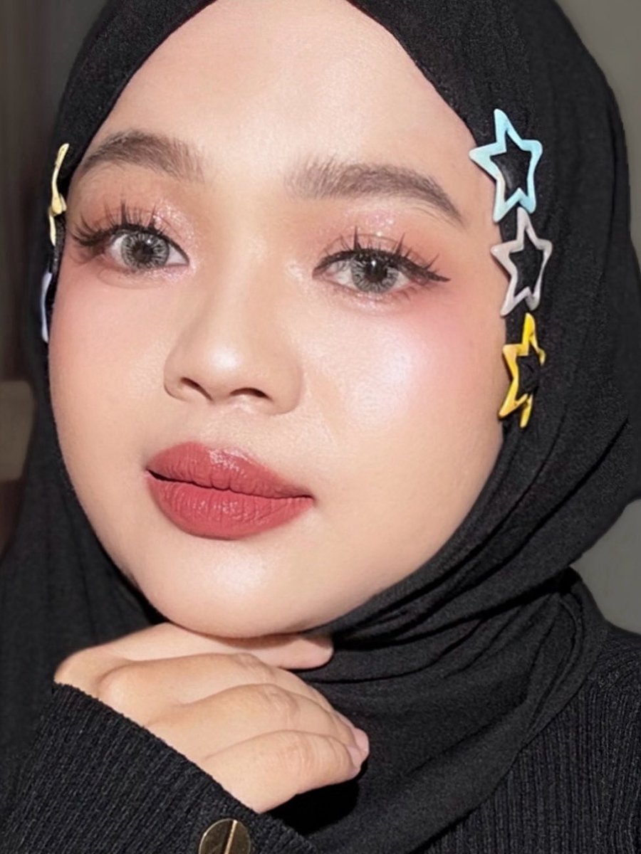 Suka banget sama settingan lighting dan background baru akuhhh🥹🤌

Outfitnya tetep mau pake black terus aahh pokoknyaa wkwk otw jajan atasan dan hijab black lagi buat ngonten😙☝️